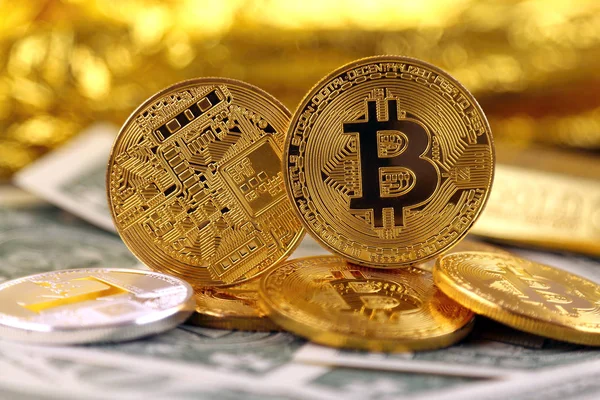 Fysieke versie van Bitcoin (nieuwe virtueel geld) en bankbiljetten van één dollar. Exchange bitcoin voor een dollar. Conceptuele afbeelding voor wereldwijd cryptocurrency en digitale betalingssysteem. — Stockfoto
