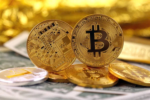 Bitcoin (sanal para) ve bir dolarlık banknot fiziksel sürümü. Bir dolar için Exchange bitcoin. Dünya çapında cryptocurrency ve dijital ödeme sistemi için kavramsal görüntü.