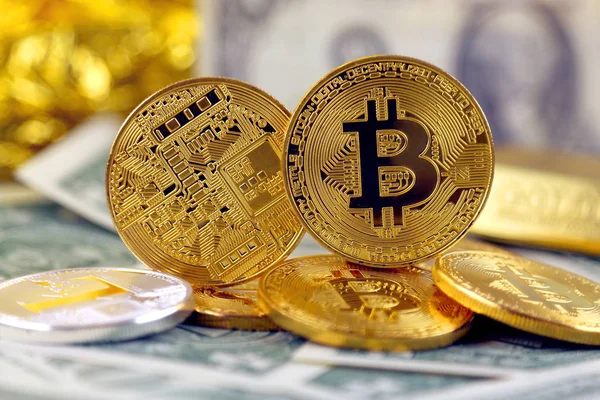 Physische Version von Bitcoin (neues virtuelles Geld) und Banknoten zu einem Dollar. Tauschen Sie Bitcoin gegen einen Dollar. Konzeptionelles Image für weltweite Kryptowährung und digitales Zahlungssystem. — Stockfoto