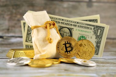 Bitcoin, yeni sanal para fiziksel sürümü. Cryptocurrency, altın ve dolar yatırımcılar için kavramsal görüntü.