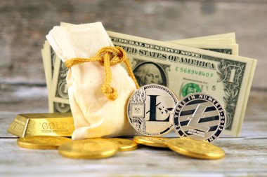 Litecoin, yeni sanal para fiziksel sürümü. Cryptocurrency, altın ve dolar yatırımcılar için kavramsal görüntü.