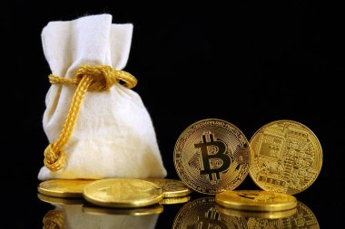 Bitcoin 'in fiziksel versiyonu, yeni sanal para. Dünya çapında kripto para birimi ve dijital ödeme sistemi için kavramsal görüntü ilk merkezi olmayan dijital para birimi olarak adlandırılır..