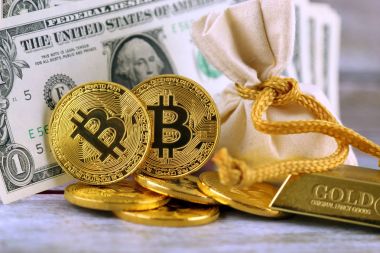 Bitcoin, yeni sanal para fiziksel sürümü. Cryptocurrency, altın ve dolar yatırımcılar için kavramsal görüntü.