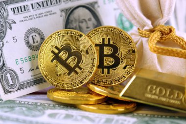 Bitcoin, yeni sanal para fiziksel sürümü. Cryptocurrency, altın ve dolar yatırımcılar için kavramsal görüntü.