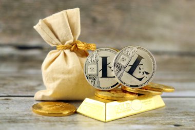 Litecoin, yeni sanal para fiziksel sürümü. Cryptocurrency ve altın yatırımcılar için kavramsal görüntü.