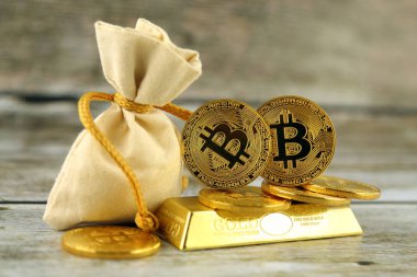 Bitcoin, yeni sanal para fiziksel sürümü. Cryptocurrency ve altın yatırımcılar için kavramsal görüntü.