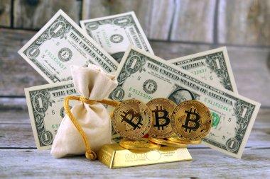 Bitcoin, yeni sanal para fiziksel sürümü. Cryptocurrency, altın ve dolar yatırımcılar için kavramsal görüntü.
