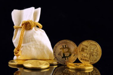 Bitcoin 'in fiziksel versiyonu, yeni sanal para. Dünya çapında kripto para birimi ve dijital ödeme sistemi için kavramsal görüntü ilk merkezi olmayan dijital para birimi olarak adlandırılır..