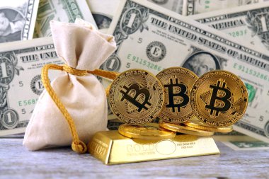 Bitcoin, yeni sanal para fiziksel sürümü. Cryptocurrency, altın ve dolar yatırımcılar için kavramsal görüntü.