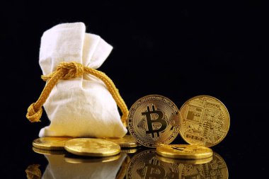 Bitcoin 'in fiziksel versiyonu, yeni sanal para. Dünya çapında kripto para birimi ve dijital ödeme sistemi için kavramsal görüntü ilk merkezi olmayan dijital para birimi olarak adlandırılır..