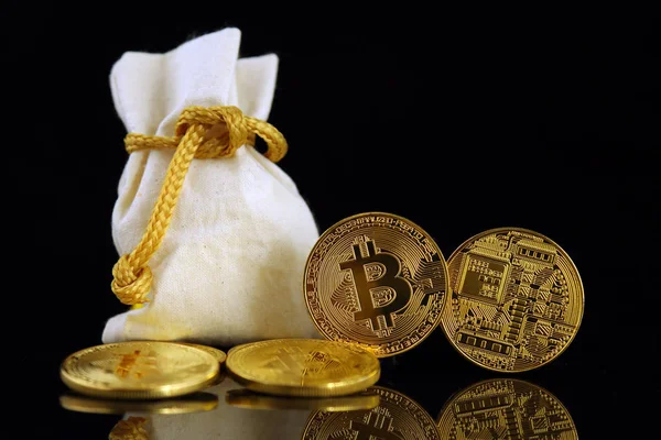 Bitcoin 'in fiziksel versiyonu, yeni sanal para. Dünya çapında kripto para birimi ve dijital ödeme sistemi için kavramsal görüntü ilk merkezi olmayan dijital para birimi olarak adlandırılır..