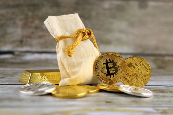 Bitcoin 'in fiziksel versiyonu, yeni sanal para. Dünya çapında kripto para birimi ve dijital ödeme sistemi için kavramsal görüntü ilk merkezi olmayan dijital para birimi olarak adlandırılır..