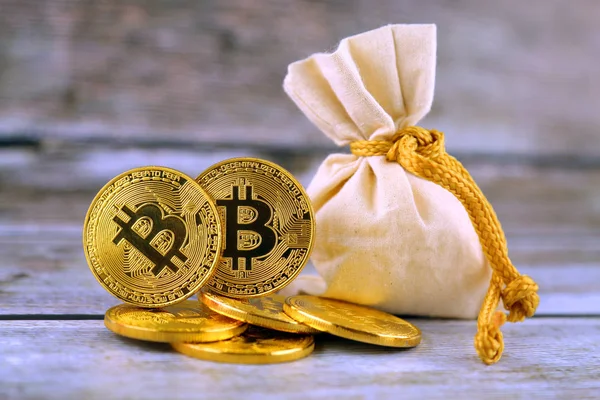 Bitcoin 'in fiziksel versiyonu, yeni sanal para. Dünya çapında kripto para birimi ve dijital ödeme sistemi için kavramsal görüntü ilk merkezi olmayan dijital para birimi olarak adlandırılır..