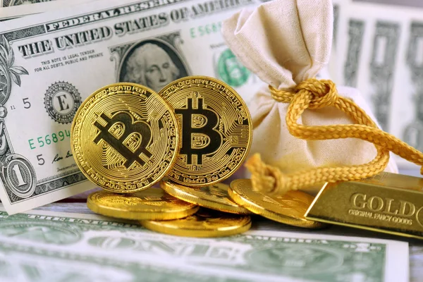 Fyzické verze Bitcoin, nový virtuální peníze. Konceptuální obrázek pro investory v kryptoměn, zlato a dolary. — Stock fotografie