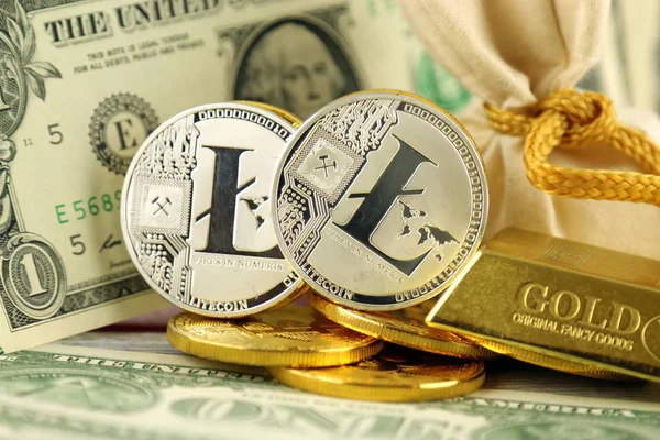 Litecoin, yeni sanal para fiziksel sürümü. Cryptocurrency, altın ve dolar yatırımcılar için kavramsal görüntü.