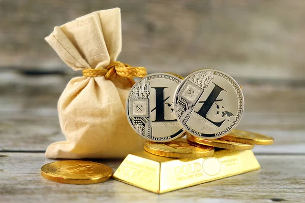 Litecoin, yeni sanal para fiziksel sürümü. Cryptocurrency ve altın yatırımcılar için kavramsal görüntü.