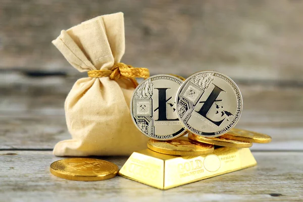 Litecoin, yeni sanal para fiziksel sürümü. Cryptocurrency ve altın yatırımcılar için kavramsal görüntü.