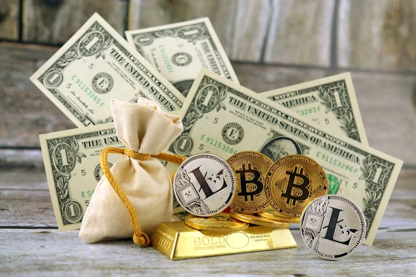Versión física de Bitcoin y Litecoin, nuevo dinero virtual. Imagen conceptual para inversores en criptomoneda, oro y dólares . — Foto de Stock
