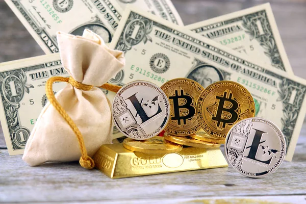 Versión física de Bitcoin y Litecoin, nuevo dinero virtual. Imagen conceptual para inversores en criptomoneda, oro y dólares . — Foto de Stock