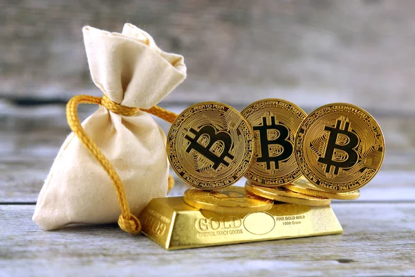 Bitcoin, yeni sanal para fiziksel sürümü. Cryptocurrency ve altın yatırımcılar için kavramsal görüntü.