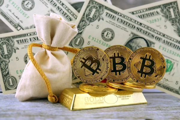 Bitcoin, yeni sanal para fiziksel sürümü. Cryptocurrency, altın ve dolar yatırımcılar için kavramsal görüntü.