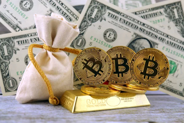 Bitcoin, yeni sanal para fiziksel sürümü. Cryptocurrency, altın ve dolar yatırımcılar için kavramsal görüntü.