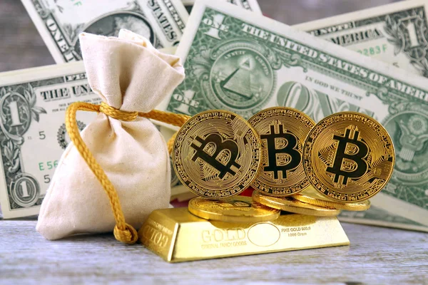 Bitcoin, yeni sanal para fiziksel sürümü. Cryptocurrency, altın ve dolar yatırımcılar için kavramsal görüntü.