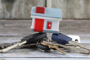 Ev ve anahtarları. Kavramsal görüntü emlak yatırımcılar için. Bir ev, daire satın alma ve anahtarlarını alma.