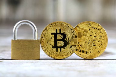 Bitcoin (sanal para) ve altın asma kilit fiziksel sürümü. Para ve cryptocurrency güvenlik için kavramsal görüntü.