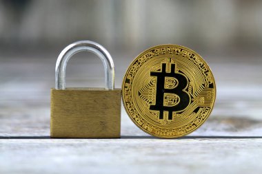 Bitcoin (sanal para) ve altın asma kilit fiziksel sürümü. Para ve cryptocurrency güvenlik için kavramsal görüntü.