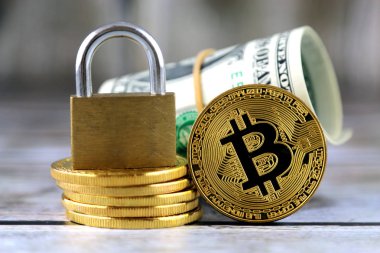 Bitcoin (sanal para), altın asma kilit ve bir dolarlık banknot fiziksel sürümü. Para ve cryptocurrency güvenlik için kavramsal görüntü.