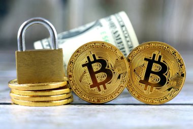 Bitcoin (sanal para), altın asma kilit ve bir dolarlık banknot fiziksel sürümü. Para ve cryptocurrency güvenlik için kavramsal görüntü.
