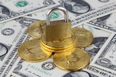 Bitcoin (sanal para), altın asma kilit ve bir dolarlık banknot fiziksel sürümü. Para ve cryptocurrency güvenlik için kavramsal görüntü.