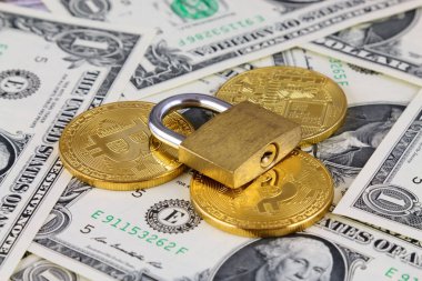 Bitcoin (sanal para), altın asma kilit ve bir dolarlık banknot fiziksel sürümü. Para ve cryptocurrency güvenlik için kavramsal görüntü.