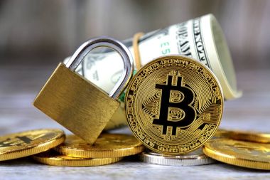 Bitcoin (sanal para), altın asma kilit ve bir dolarlık banknot fiziksel sürümü. Para ve cryptocurrency güvenlik için kavramsal görüntü.