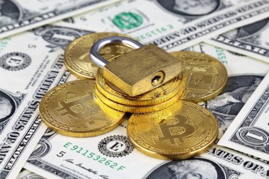 Bitcoin (sanal para), altın asma kilit ve bir dolarlık banknot fiziksel sürümü. Para ve cryptocurrency güvenlik için kavramsal görüntü.