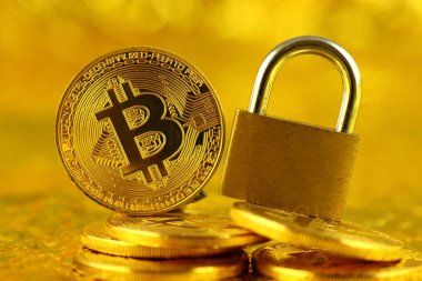 Bitcoin (sanal para) ve altın asma kilit fiziksel sürümü. Para ve cryptocurrency güvenlik için kavramsal görüntü.