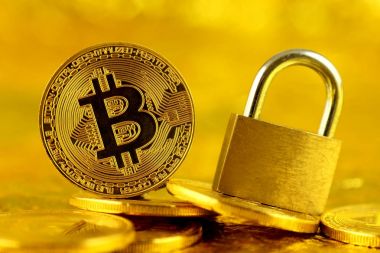Bitcoin (sanal para) ve altın asma kilit fiziksel sürümü. Para ve cryptocurrency güvenlik için kavramsal görüntü.