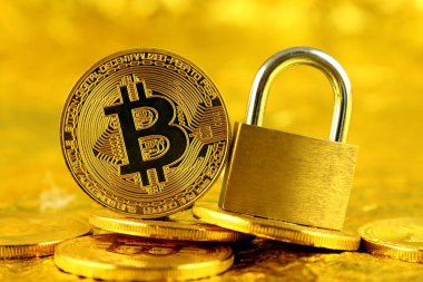 Bitcoin (sanal para) ve altın asma kilit fiziksel sürümü. Para ve cryptocurrency güvenlik için kavramsal görüntü.