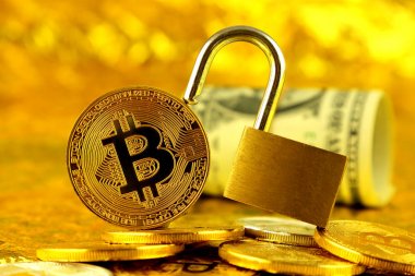 Bitcoin (sanal para), altın asma kilit ve bir dolarlık banknot fiziksel sürümü. Para ve cryptocurrency güvenlik için kavramsal görüntü.