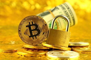 Bitcoin (sanal para), altın asma kilit ve bir dolarlık banknot fiziksel sürümü. Para ve cryptocurrency güvenlik için kavramsal görüntü.