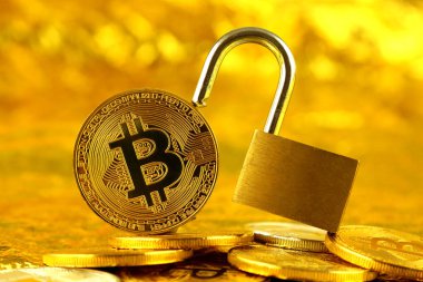 Bitcoin (sanal para) ve altın asma kilit fiziksel sürümü. Para ve cryptocurrency güvenlik için kavramsal görüntü.