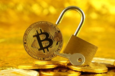 Bitcoin (sanal para) ve altın asma kilit fiziksel sürümü. Para ve cryptocurrency güvenlik için kavramsal görüntü.