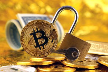 Bitcoin (sanal para), altın asma kilit ve bir dolarlık banknot fiziksel sürümü. Para ve cryptocurrency güvenlik için kavramsal görüntü.