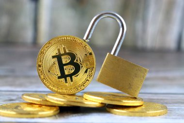 Bitcoin (sanal para) ve altın asma kilit fiziksel sürümü. Para ve cryptocurrency güvenlik için kavramsal görüntü.