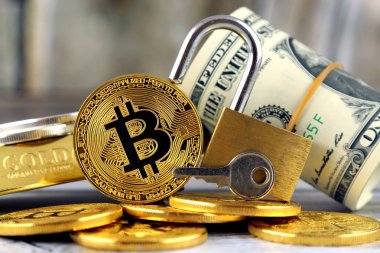 Bitcoin (sanal para), altın asma kilit ve bir dolarlık banknot fiziksel sürümü. Para ve cryptocurrency güvenlik için kavramsal görüntü.