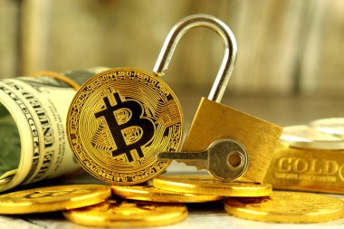 Bitcoin (sanal para), altın asma kilit ve bir dolarlık banknot fiziksel sürümü. Para ve cryptocurrency güvenlik için kavramsal görüntü.