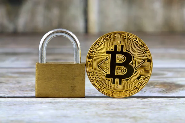 Bitcoin (sanal para) ve altın asma kilit fiziksel sürümü. Para ve cryptocurrency güvenlik için kavramsal görüntü.
