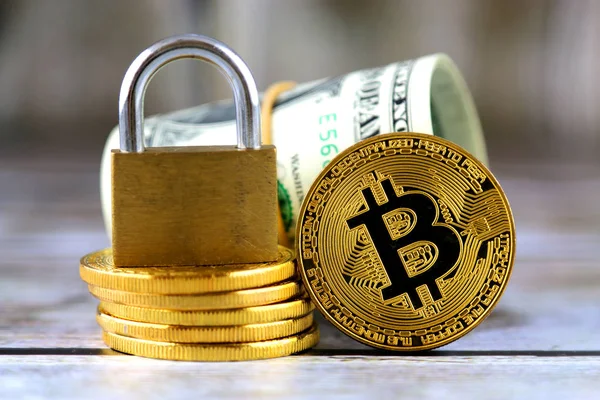 Versión física de Bitcoin (nuevo dinero virtual), candado de oro y billetes de un dólar. Imagen conceptual para el dinero y la seguridad criptomoneda . — Foto de Stock