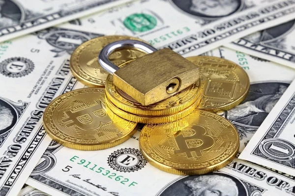 Bitcoin (sanal para), altın asma kilit ve bir dolarlık banknot fiziksel sürümü. Para ve cryptocurrency güvenlik için kavramsal görüntü.